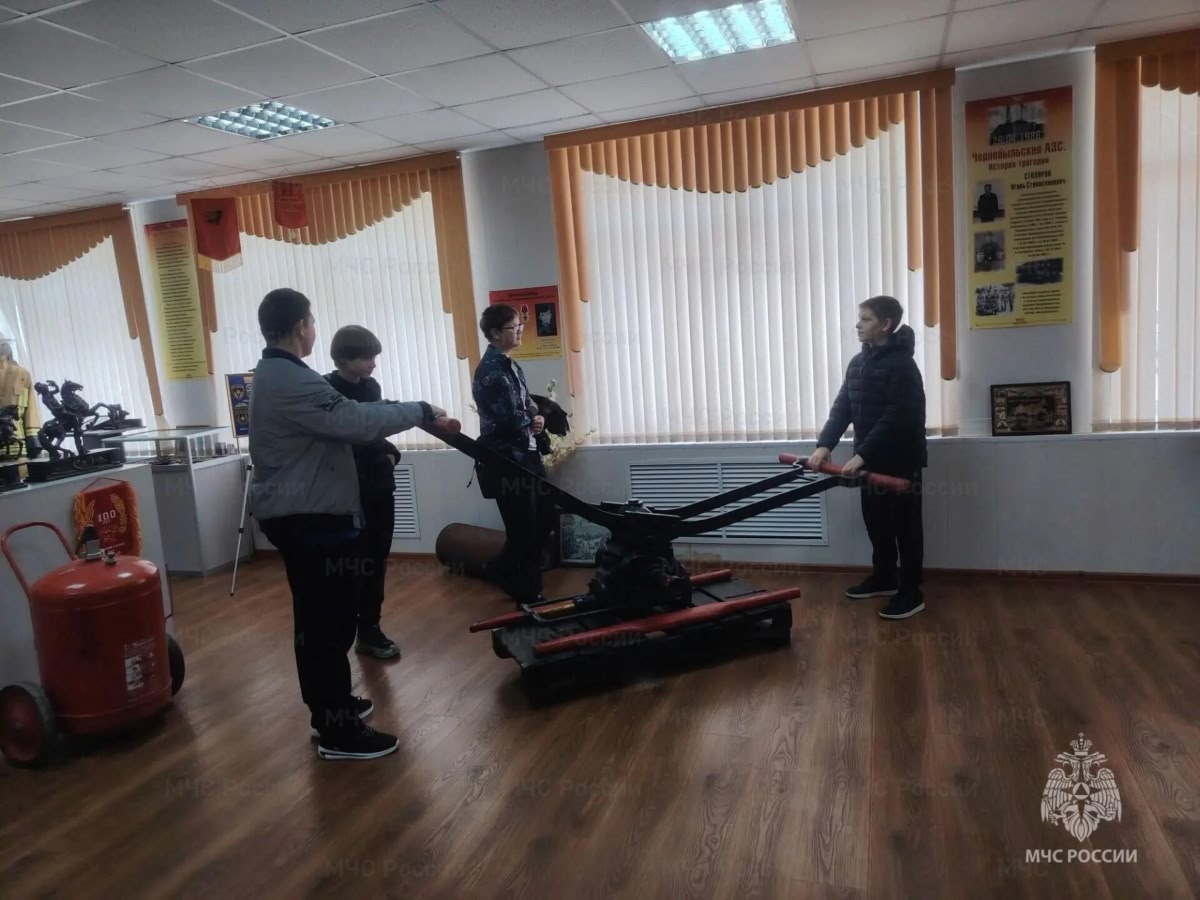 МОО ВДПО: В Серпухове студентам показали, какой путь прошла пожарная охрана – от обоза с насосом до надзорной деятельности