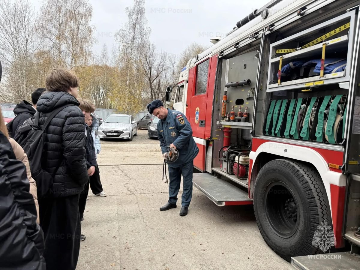 МОО ВДПО: Экскурсия в пожарно-спасательную часть: 8 «А» из Георгиевской гимназии познакомился с работой спасателей
