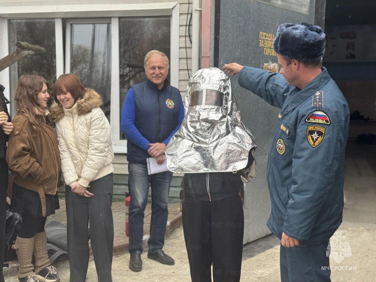 МОО ВДПО: Экскурсия в пожарно-спасательную часть: 8 «А» из Георгиевской гимназии познакомился с работой спасателей